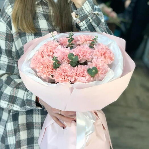 Букет из 13 нежных Гвоздик и Эвкалипта