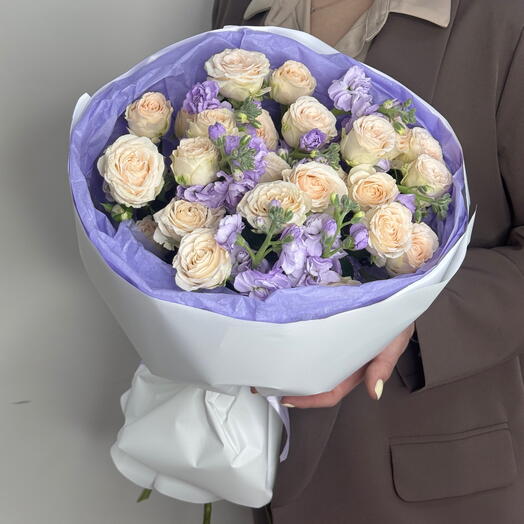 Пионовидные кустовые розы и ароматная маттиола