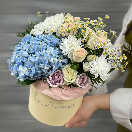 Хризантемы, гортензия и розы в шляпной коробке