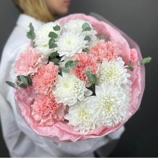 Нежный стойкий букет с хризантемой, эвкалиптом и диантусом 037