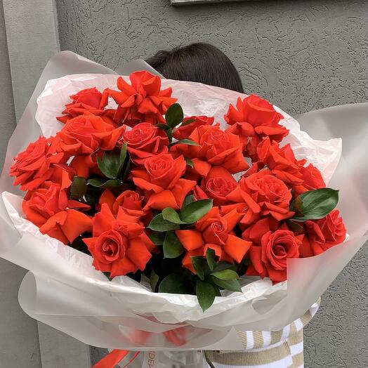 "Big love" Монобукет из 21 алой розы Нина с рускусом