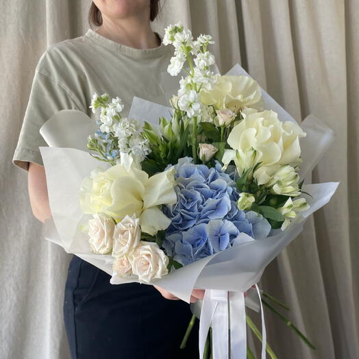 Букет из гортензии, роз, альстромерий и маттиолы