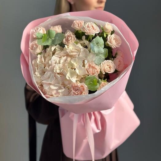 Авторский букет с гортензий и кустовой розой -Фрея-