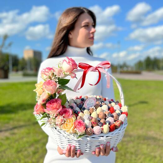 Клубнично-цветочная корзина