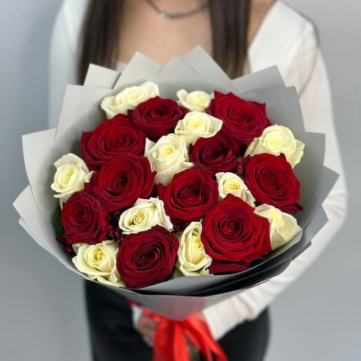 Букет цветов из ароматных роз микс 21 шт