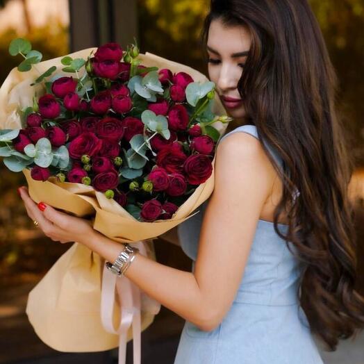 Букет «Красные розы» – 27 пионовидных роз с эвкалиптом для страстного признания