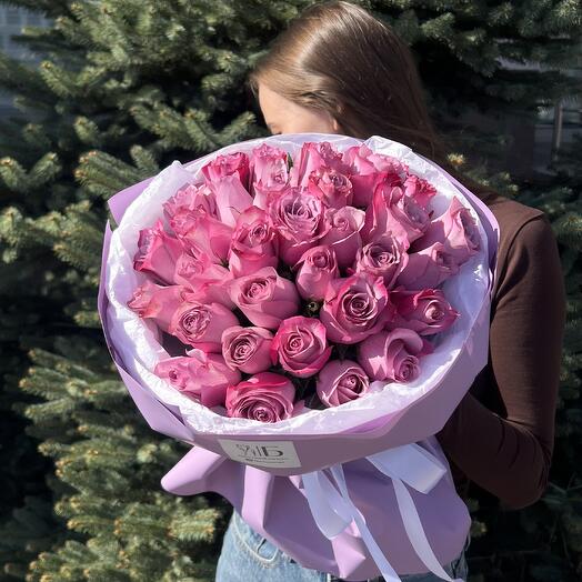 31 роза Кения в сиреневом цвете