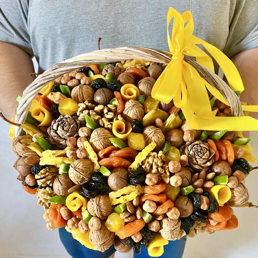Корзина с сухофруктами и орехами