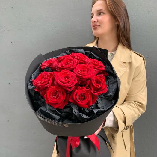 Моно букет из 11 бархатных роз «Мадам Red»