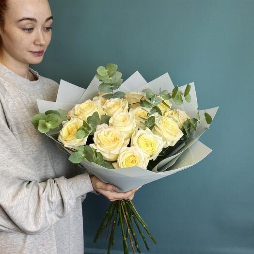Ароматный букет из 15 пионовидных роз Кендилайт и эвкалипта