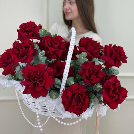 Корзина с красными французскими розами 571