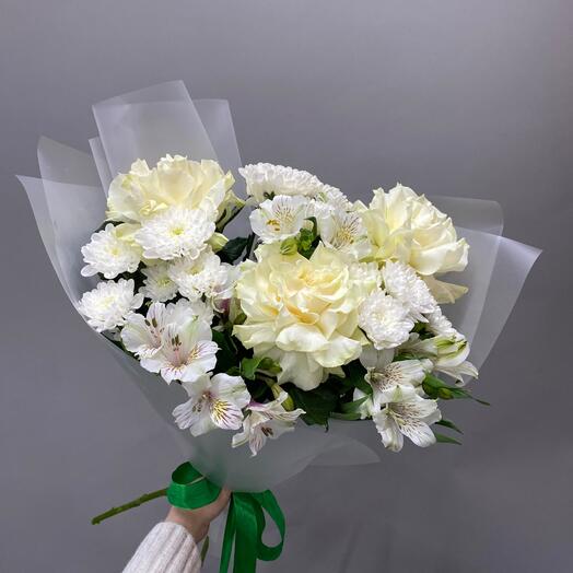 Нежный букет французских роз, хризантем и альстромерий в светлых оттенках