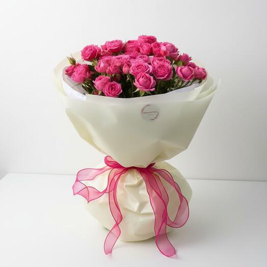 Букет малиновых кустовых роз