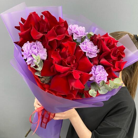 Букет из красных французских роз с лавандовыми диантусами