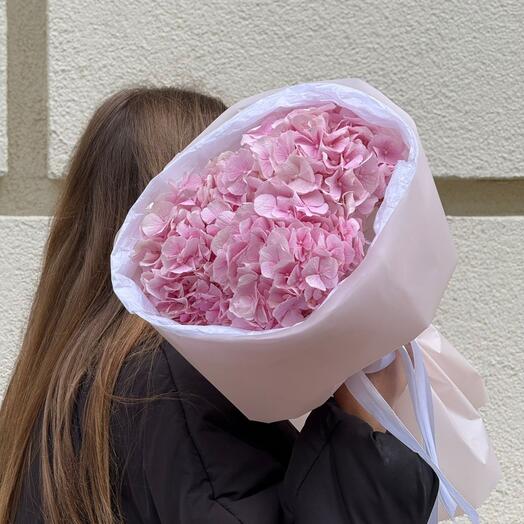 Букет из розовых гортензий