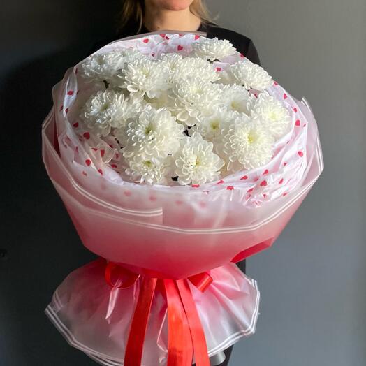 Обьемный букет из белой кустовой хризантемы в воздушной упаковке и красным бантом