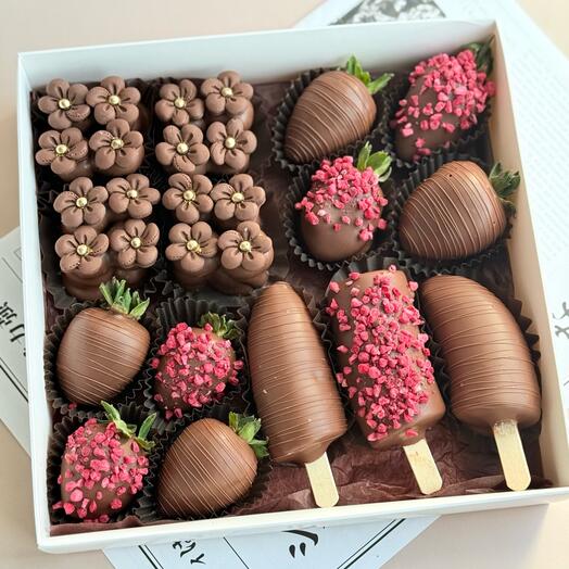 Набор комбо клубника, голубика и бананы в шоколаде 🍓🫐🍌🍫