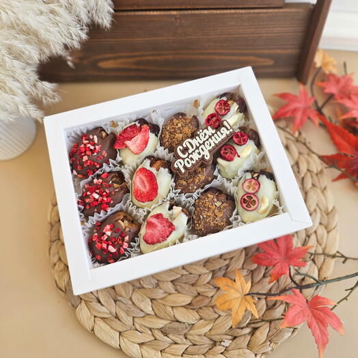 Королевские финики в белом и молочном бельгийском шоколаде на день рождения