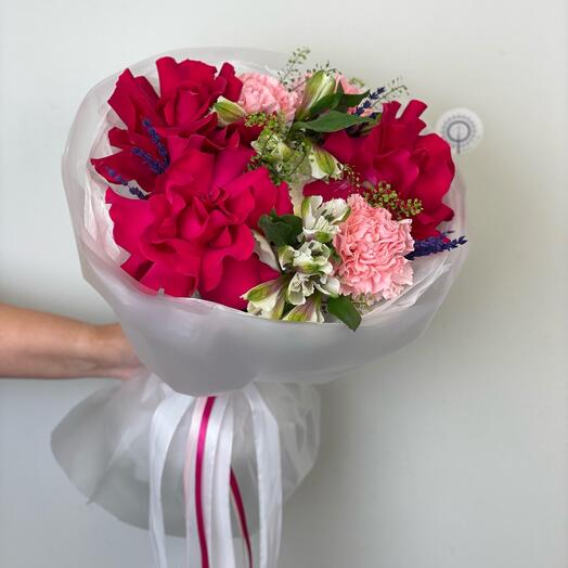 Сборный букет из ярких французских роз, альстромерий и диантусов