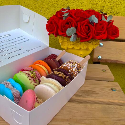 Букет роз в хэнд-мейд вазе и бокс макаронс