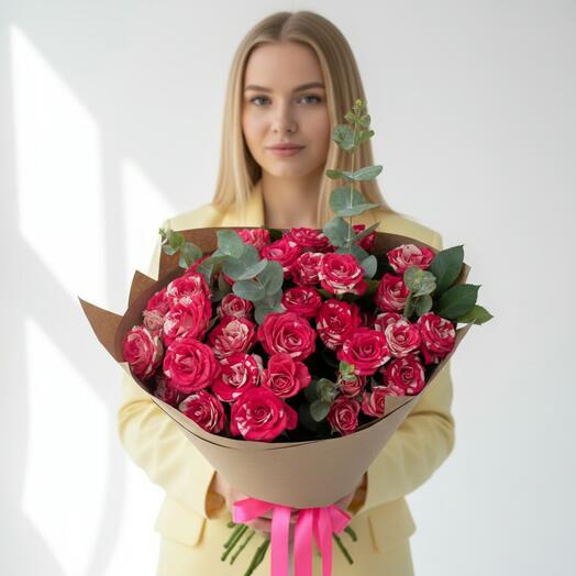 Букет для мамы из кустовых роз в крафте