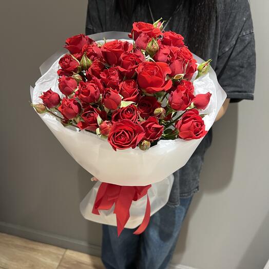 Моно букет с алой кустовой розой