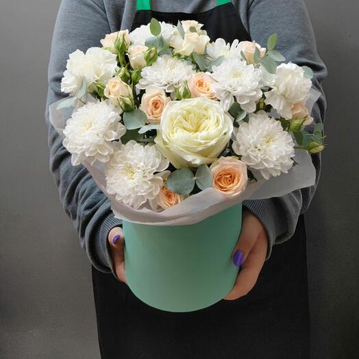 Цветы в коробке "Тиффани" с хризантемой, розами и эвкалиптом