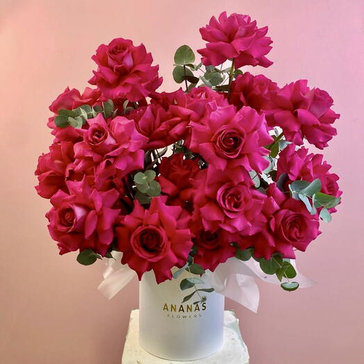 Розы с эвкалиптом в коробке