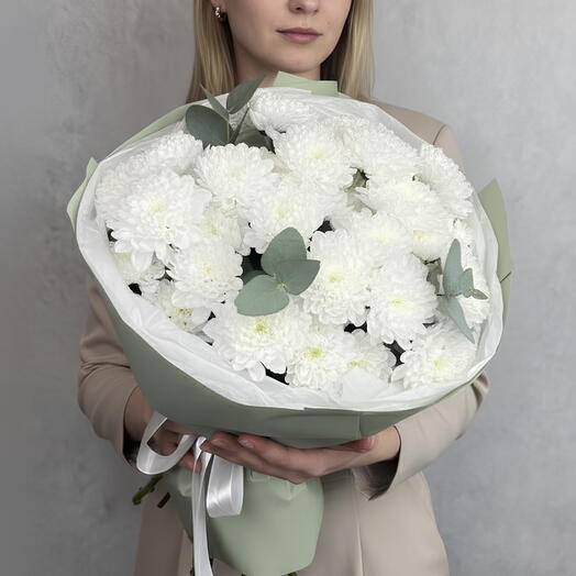 Букет из 5 белых кустовых хризантем Алтай и эвкалипта - Oliv S .613Для любимых
