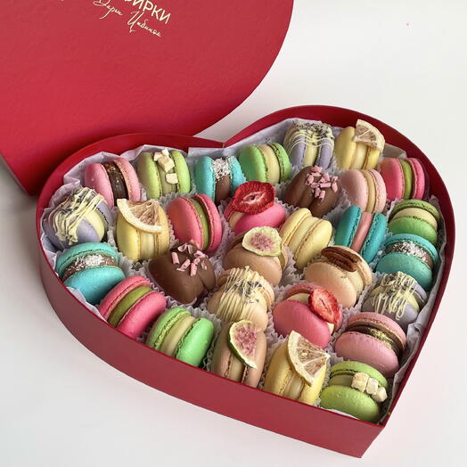 Роскошный набор макарон ассорти в коробке Сердце любимым на 8 марта
