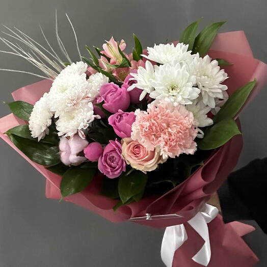 Букет из кустовых хризантемы, альстромерия, кустовой розы, Dianthus и розы