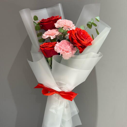 Элегантный букет со стойкими диантусами и эквадорской розой