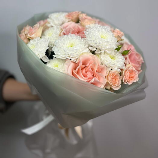 Ажурный букет из кустовых хризантем, кустовых роз и французских роз