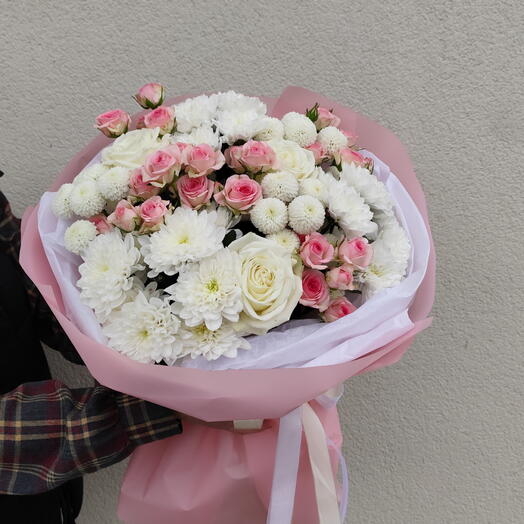 Нежный букет из кустовых розовых и хризантемы