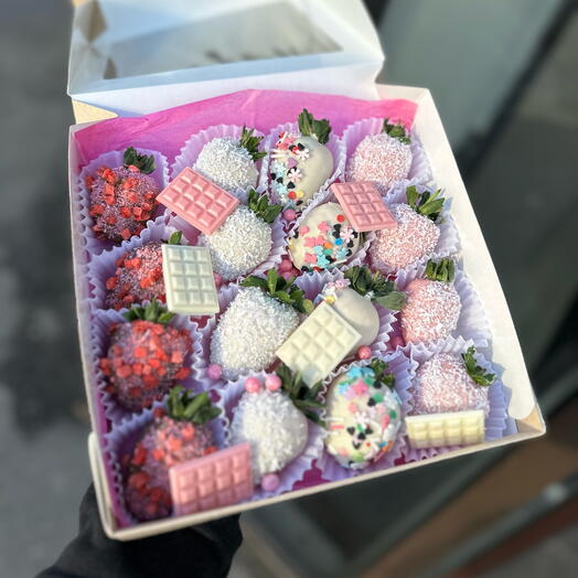 Клубника в шоколаде ассорти 16-25 ягод