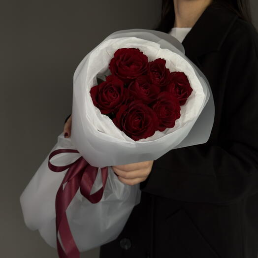 Букет комплимент из красных роз в белой упаковке