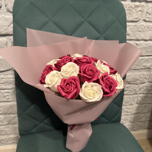 19 мыльных розовых и малиновых роз
