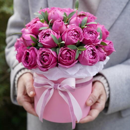 Пионовидная роза Мисти Баблз с эвкалиптом в коробке