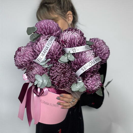 Фиолетовая хризантема бигуди с эвкалиптом в коробке для мамы 💕