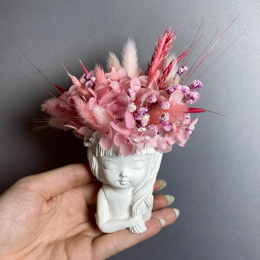 Нежная композиция «мечтательная девочка» из сухоцветов и стабилизированных красных растений в розовых оттенках