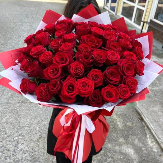 Букет красных роз 51 штука высокая 65см с упаковкой