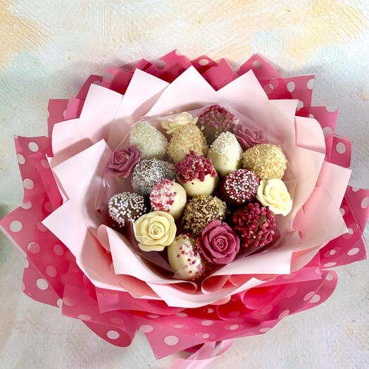 Букет из клубники в шоколаде и шоколадных роз