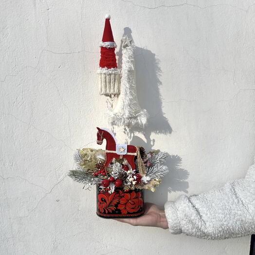 Композиция ручной работы из искусственных цветов " Красная лошадка и елочка-красная шапочка "