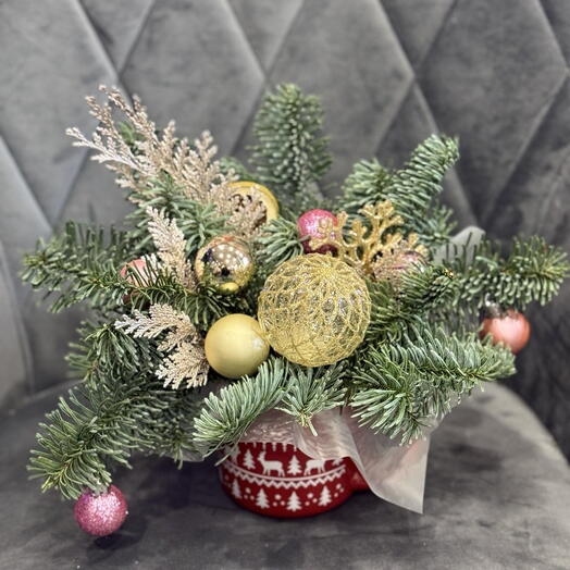 Пудрово-золотая новогодняя композиция