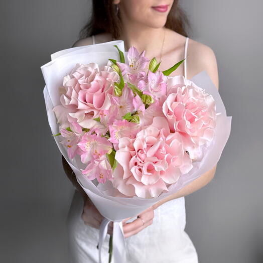 Нежный букет розовые французские розы и альстромерия