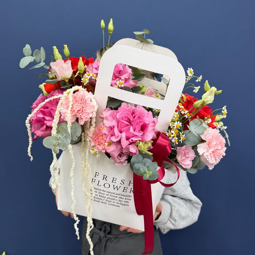 Composición con rosas peonías y Dianthus