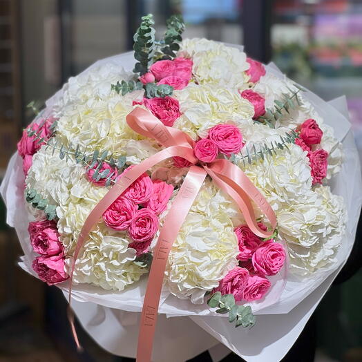 Букет с спрей розами и гортензиями