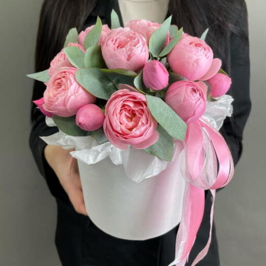 Небольшая шляпная коробка: кустовая пионовидная Роза Сильва Пинк с эвкалиптом