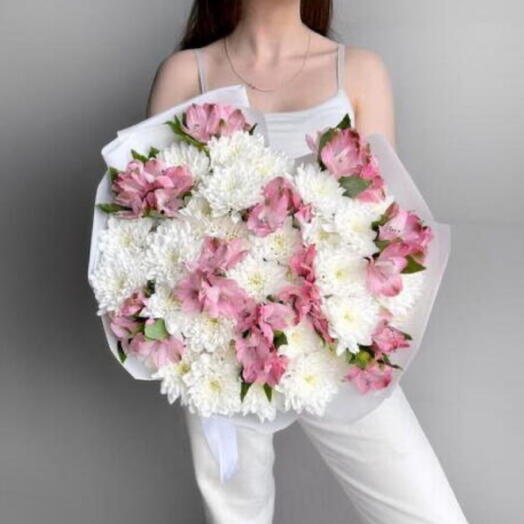 Нежный букет кустовая хризантема и альстромерия Flower Lab