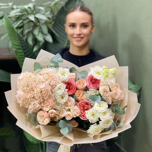 Парижское утро — премиальный букет из садовых роз и гортензии